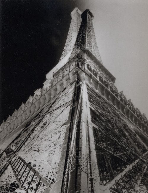 François Kollar, Tour Eiffel, 1930, tirage off-set, 22,5×14,4 cm. 